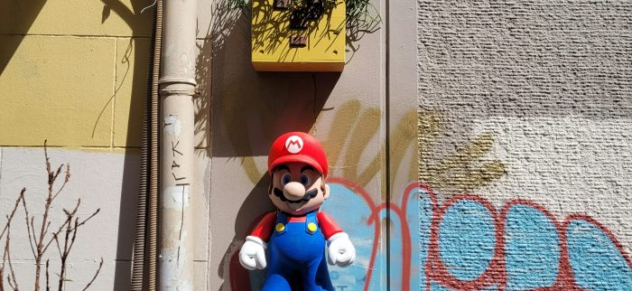 Mario hängt an der Wand.