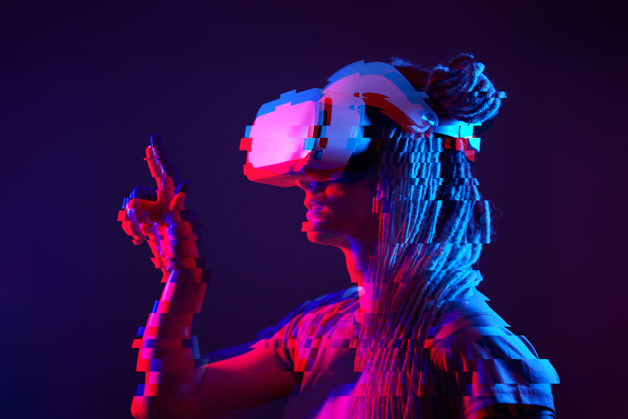 Frau mit Virtual-Reality-Headset