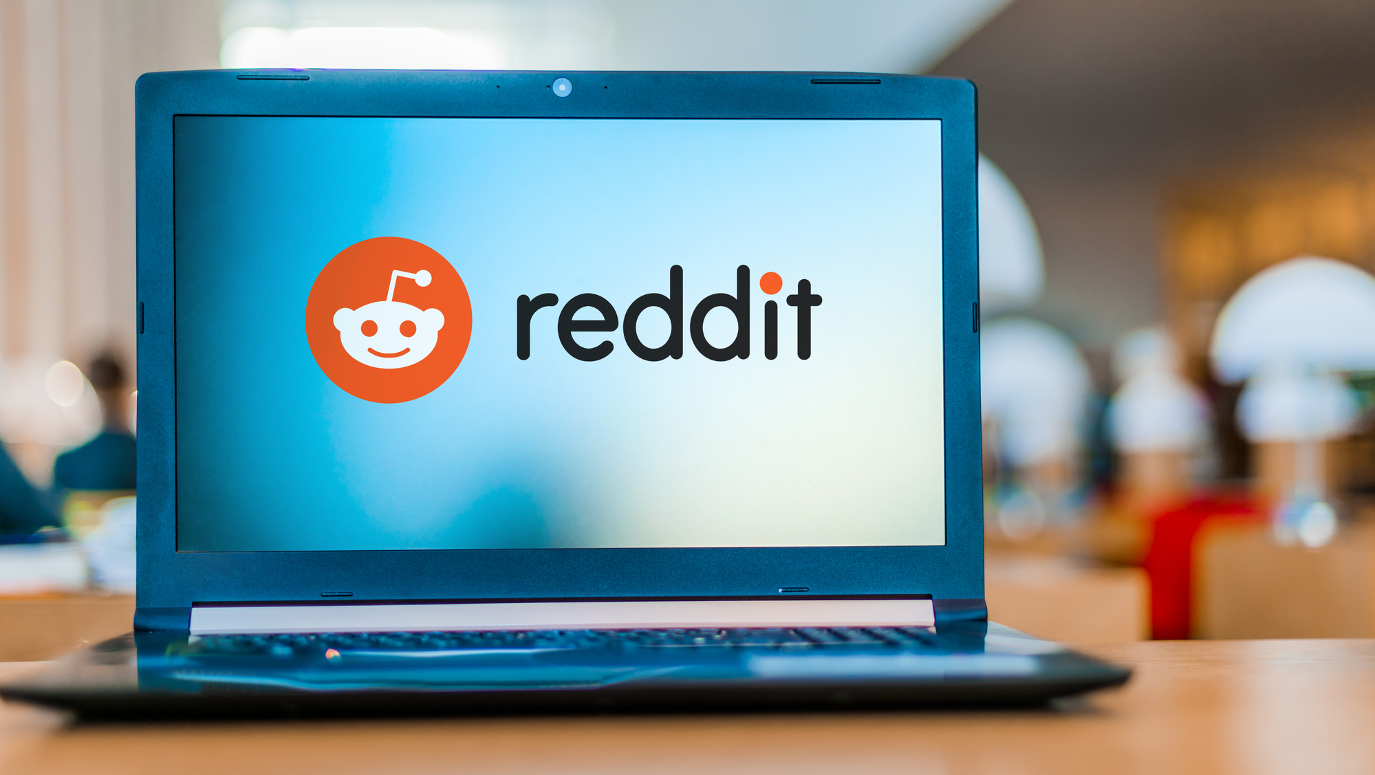 Ein Laptop mit dem Logo von Reddit
