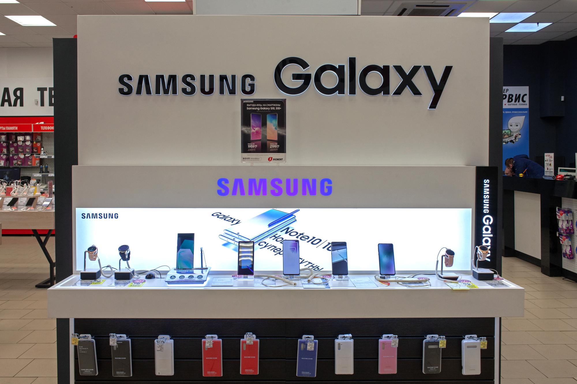 Ein Verkaufsstand mit Samsung Galaxy Smartphones
