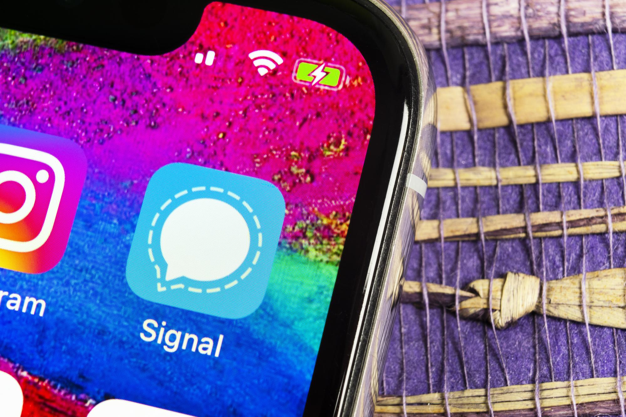 Die Signal-App auf einem Handy