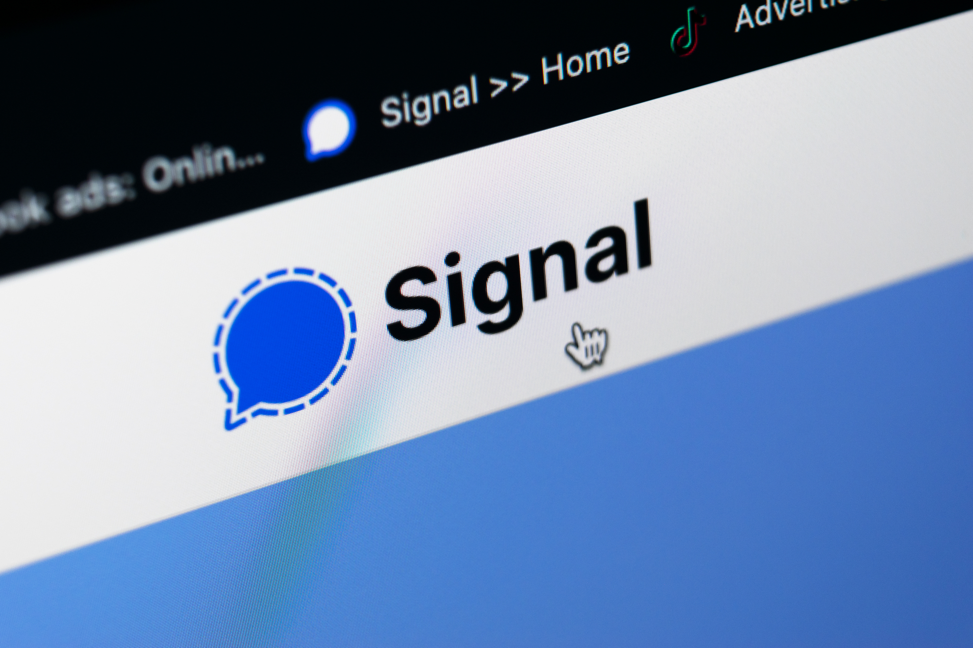 Das Signal-Messenger Logo auf einem Bildschirm