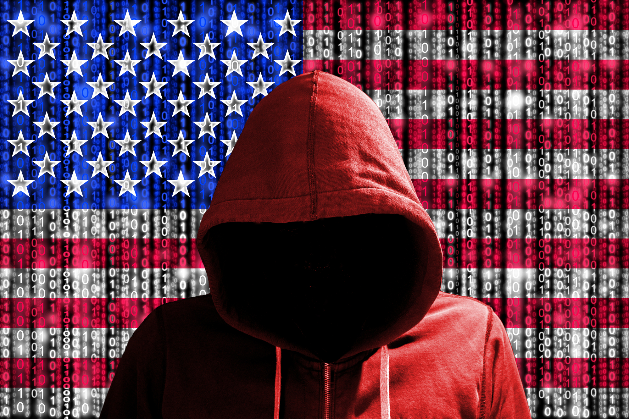 Ein Hacker vor einer amerikanischen Fahne mit digitalem Datenfluss