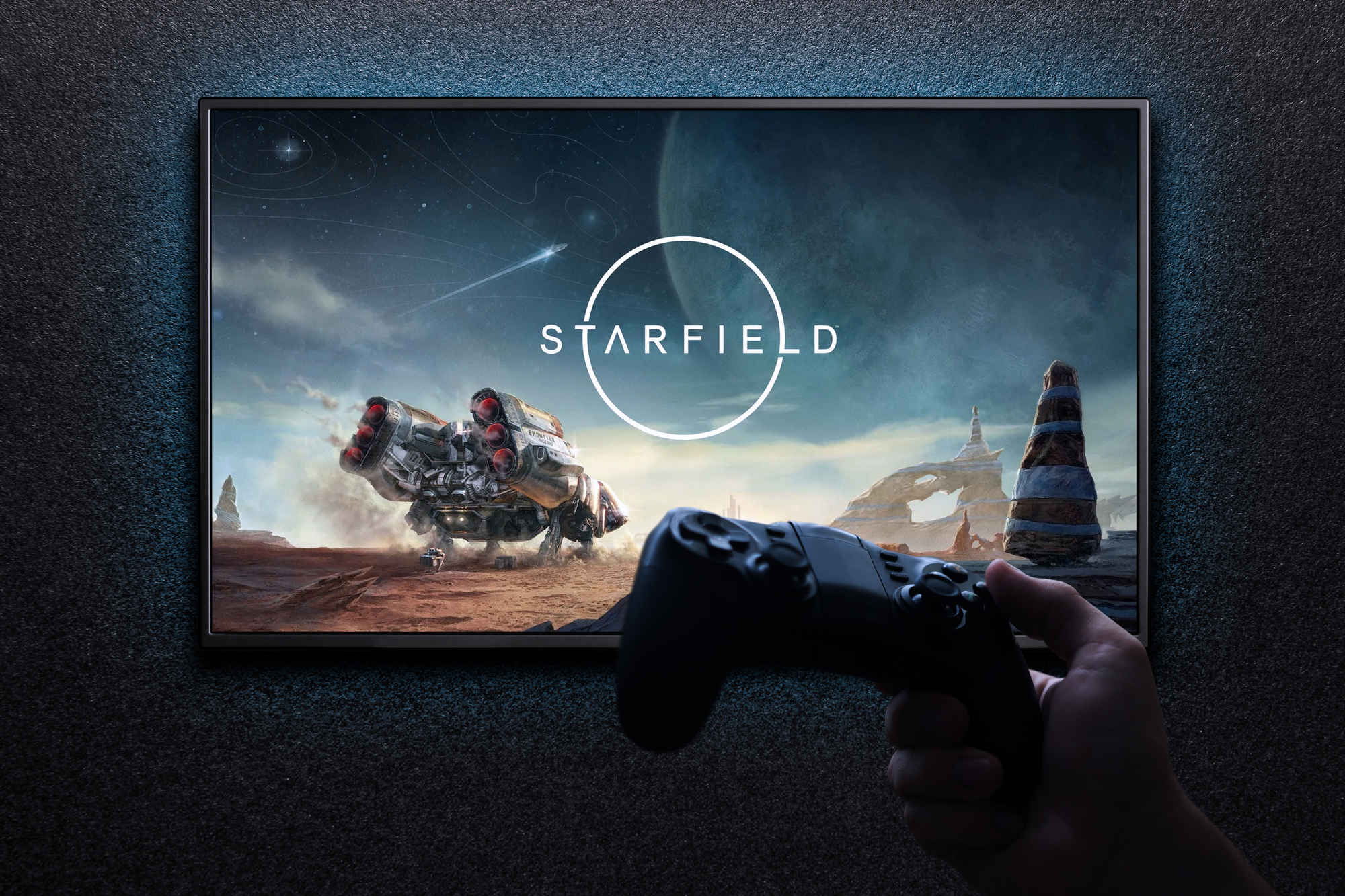 Starfield auf dem Fernseher mit einem Gamepad in der Hand spielen