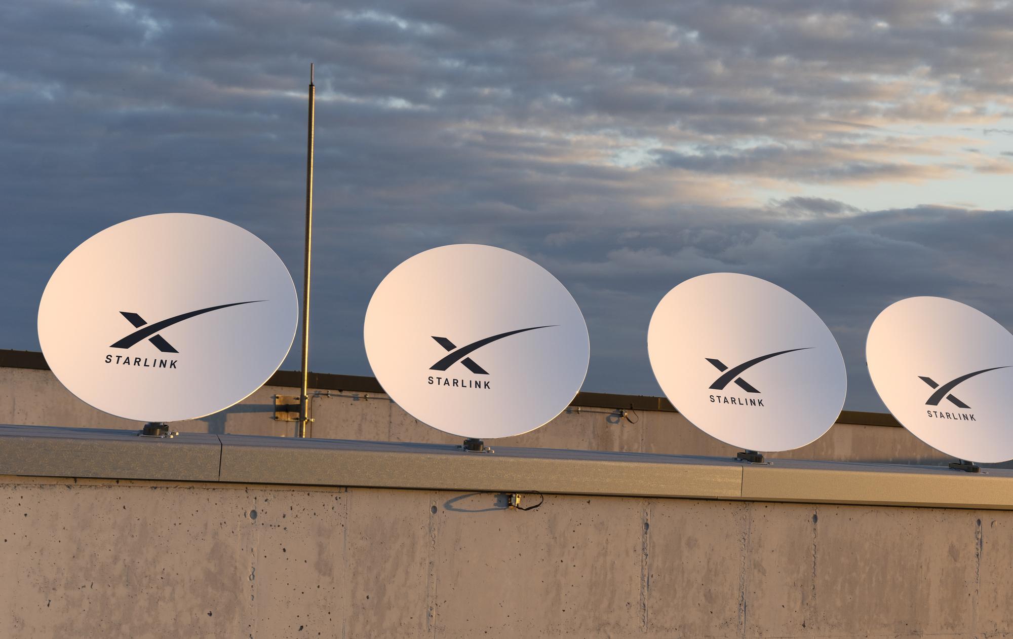 Vier Satellitenschüsseln von Starlink