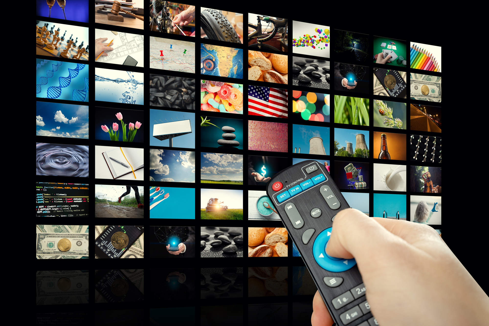 TV-Gerät mit vielen Bildern und Händen eines Mannes mit Fernbedienung auf leerem schwarzen Hintergrund