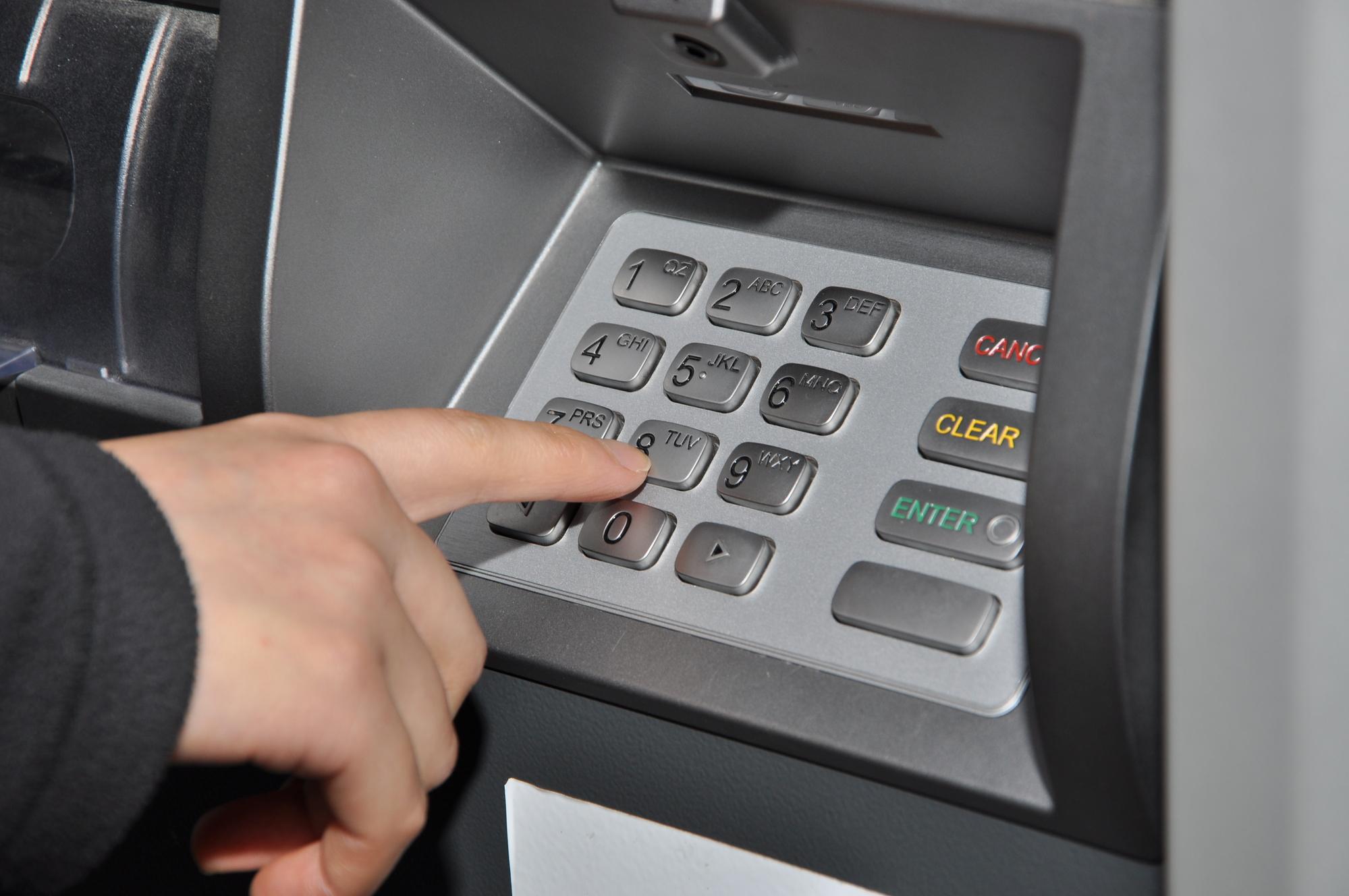PIN-Eingabe am Geldautomaten