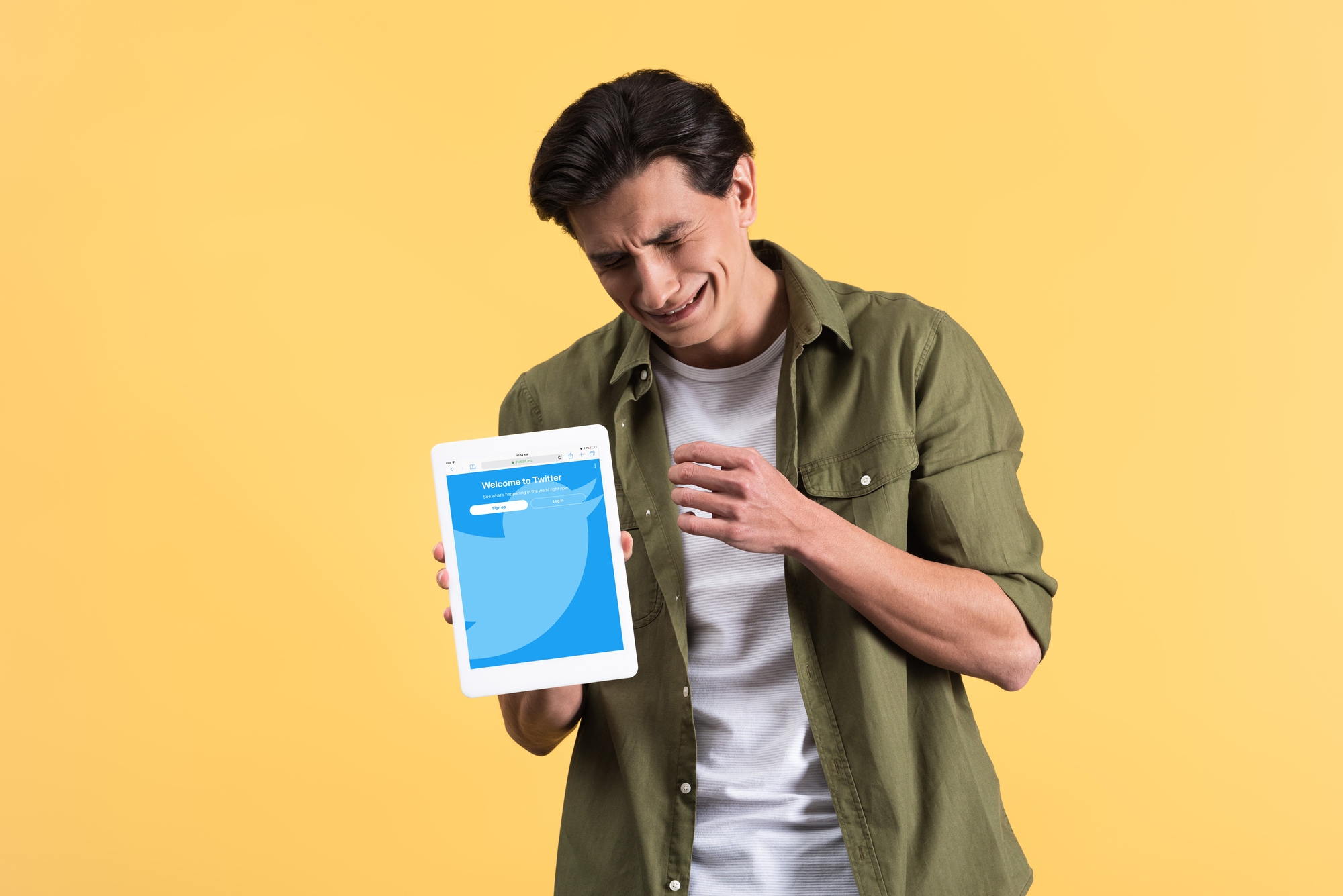 Trauriger Mann hält ein Tablet mit Twitter-App in seiner Hand