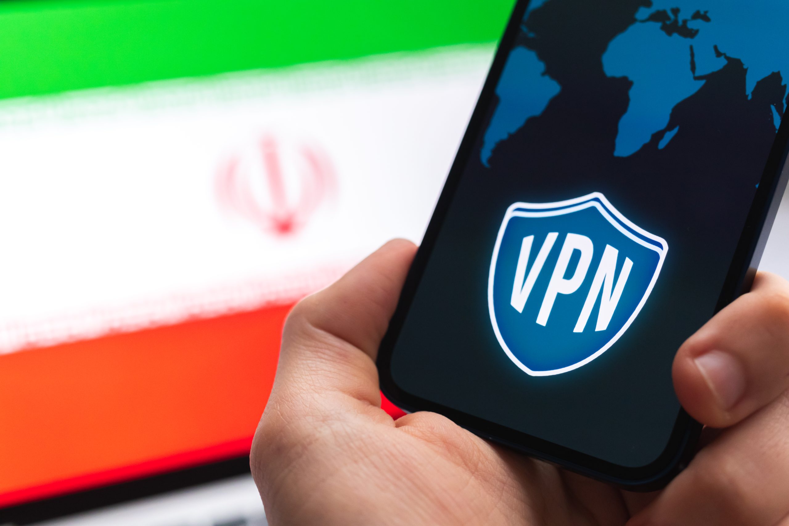 Handy mit VPN vor iranischer Flagge