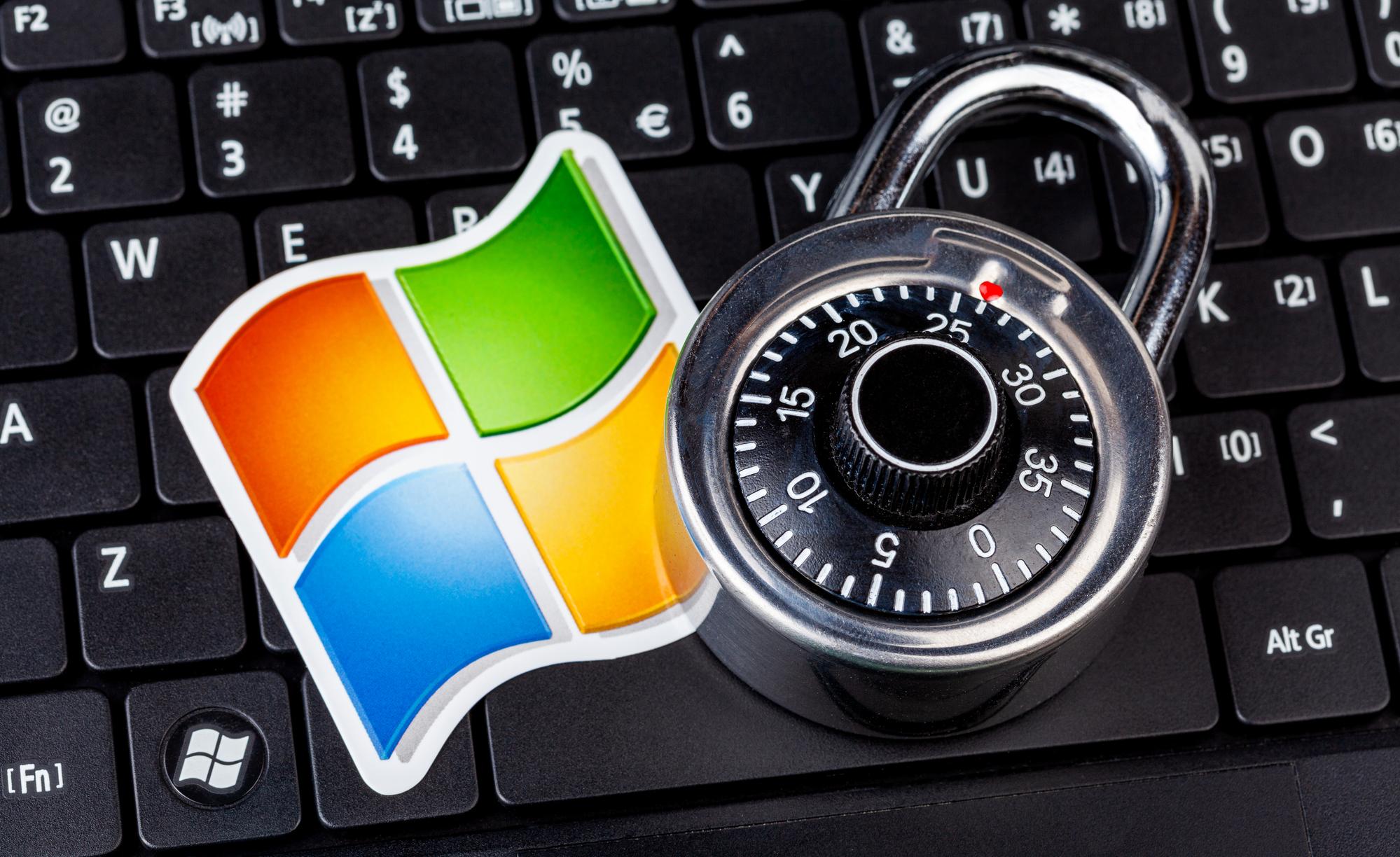 Windows-Logo und ein Vorhängeschloss auf einer Tastatur