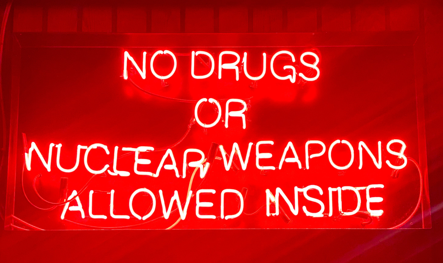 no drugs or nuclear weapons allowed inside drogendealer